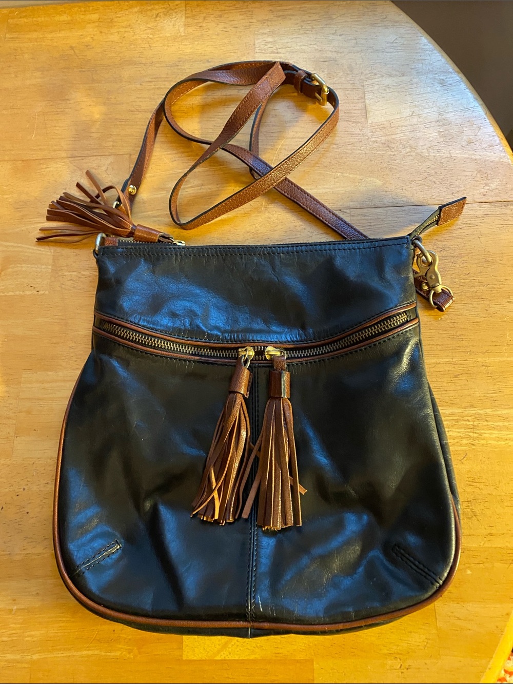 ! Tano Crossbody Bag Womens Black Leather Adjustable Strap Pockets